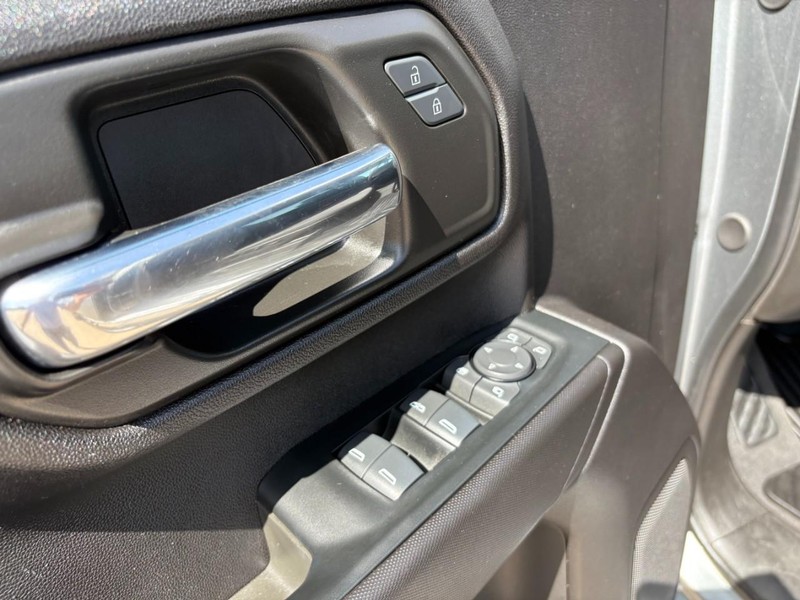 Chevrolet Silverado 2500HD Vehicle Full-screen Gallery Image 15