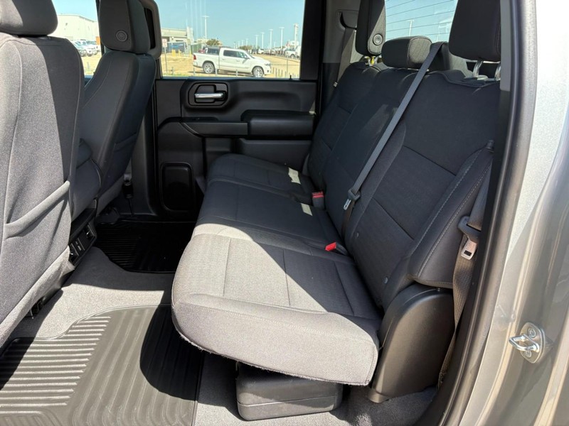 Chevrolet Silverado 2500HD Vehicle Full-screen Gallery Image 16