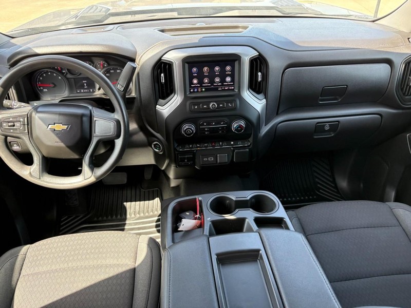 Chevrolet Silverado 2500HD Vehicle Full-screen Gallery Image 17