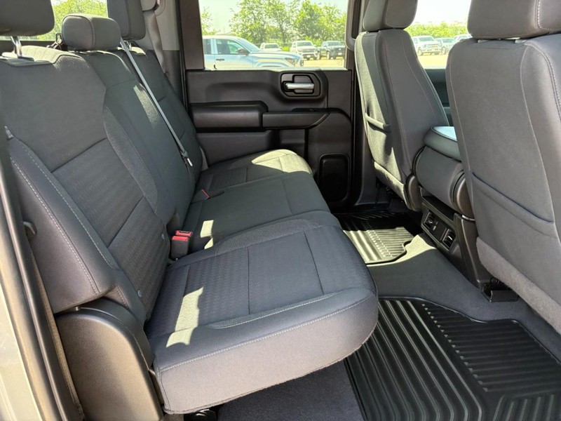 Chevrolet Silverado 2500HD Vehicle Full-screen Gallery Image 19