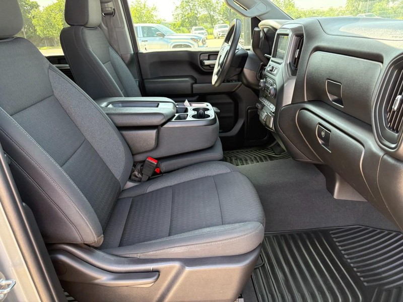 Chevrolet Silverado 2500HD Vehicle Full-screen Gallery Image 21