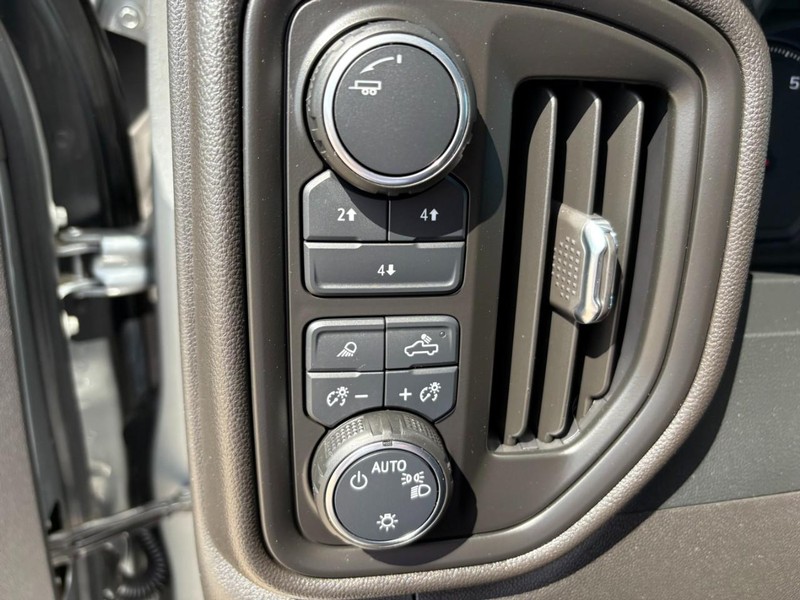 Chevrolet Silverado 2500HD Vehicle Full-screen Gallery Image 24