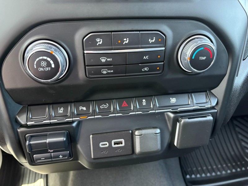 Chevrolet Silverado 2500HD Vehicle Full-screen Gallery Image 25