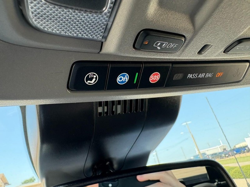 Chevrolet Silverado 2500HD Vehicle Full-screen Gallery Image 28