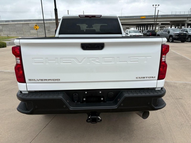 Chevrolet Silverado 2500HD Vehicle Full-screen Gallery Image 5