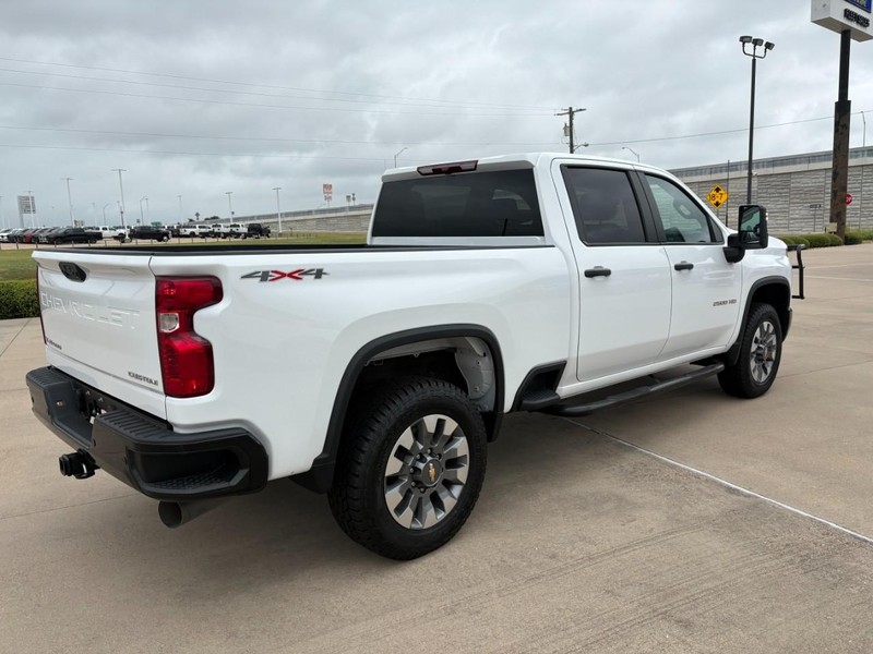 Chevrolet Silverado 2500HD Vehicle Full-screen Gallery Image 6