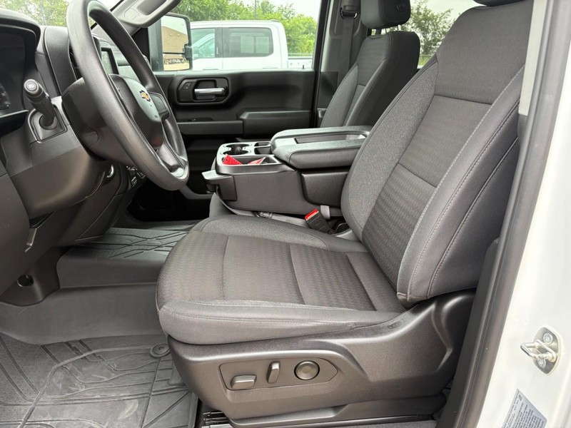 Chevrolet Silverado 2500HD Vehicle Full-screen Gallery Image 12
