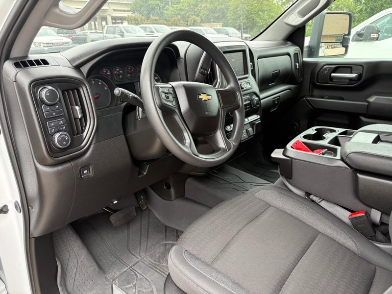 Chevrolet Silverado 2500HD Vehicle Full-screen Gallery Image 13