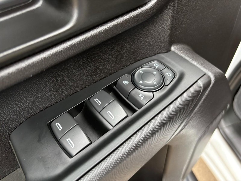 Chevrolet Silverado 2500HD Vehicle Full-screen Gallery Image 14