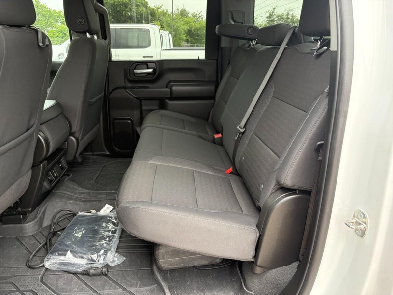 Chevrolet Silverado 2500HD Vehicle Full-screen Gallery Image 15