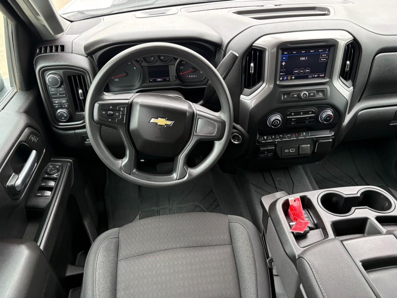 Chevrolet Silverado 2500HD Vehicle Full-screen Gallery Image 17
