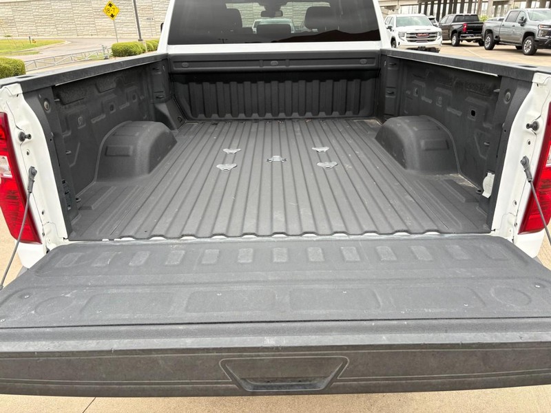 Chevrolet Silverado 2500HD Vehicle Full-screen Gallery Image 18