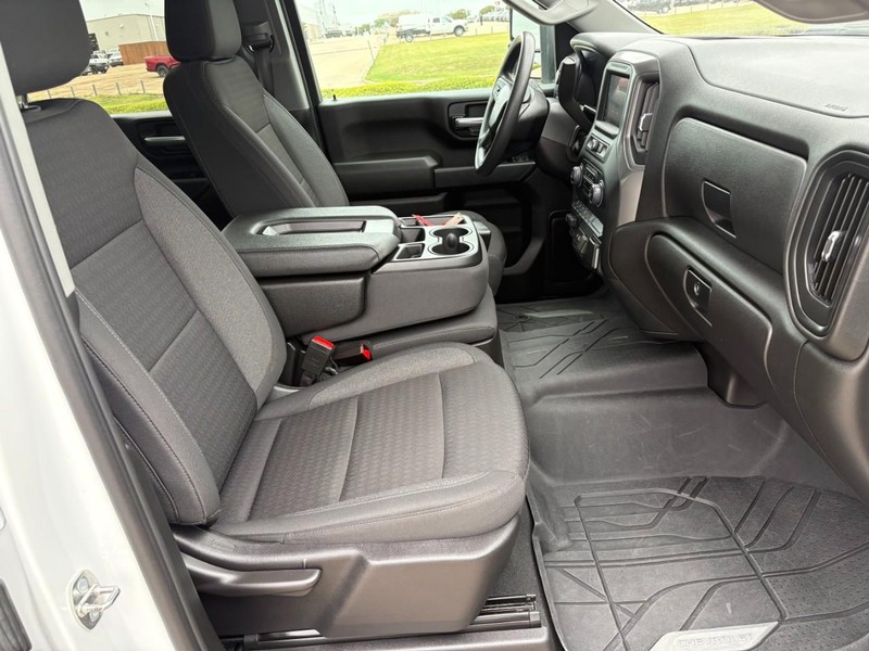 Chevrolet Silverado 2500HD Vehicle Full-screen Gallery Image 21