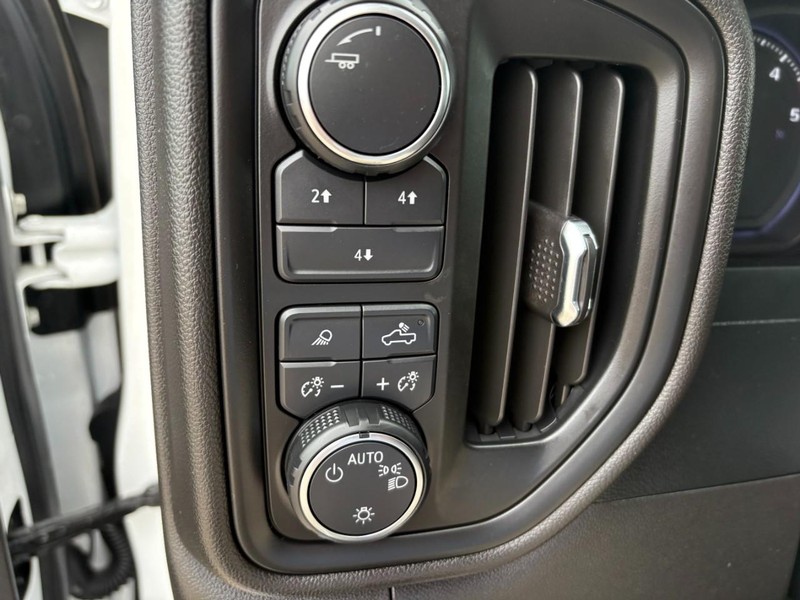 Chevrolet Silverado 2500HD Vehicle Full-screen Gallery Image 24
