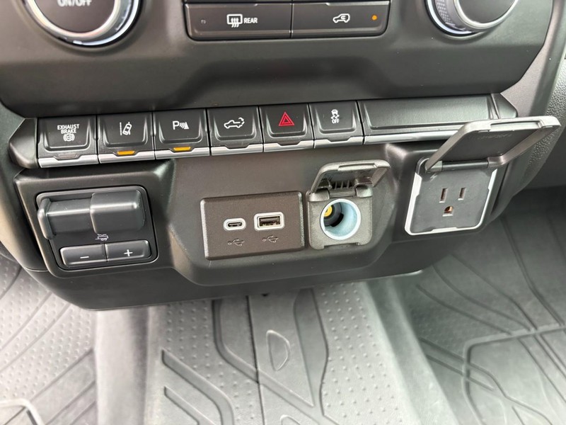 Chevrolet Silverado 2500HD Vehicle Full-screen Gallery Image 25