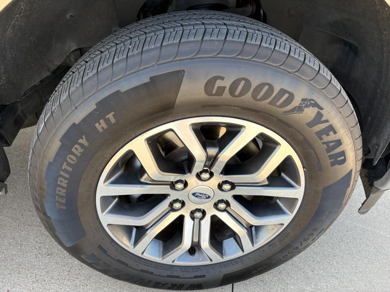 Ford F-150 Vehicle Full-screen Gallery Image 9