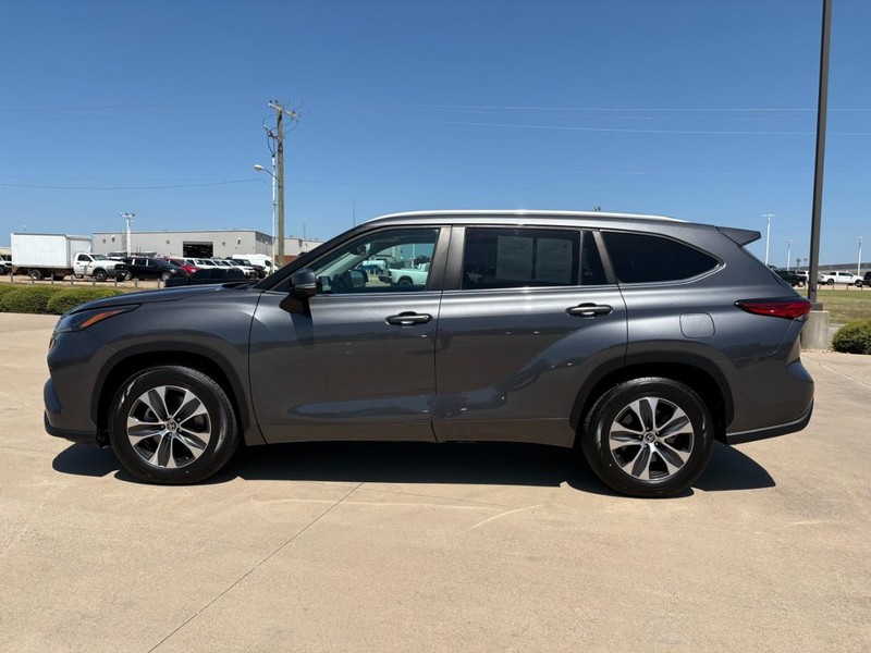Toyota Highlander Vehicle Full-screen Gallery Image 3