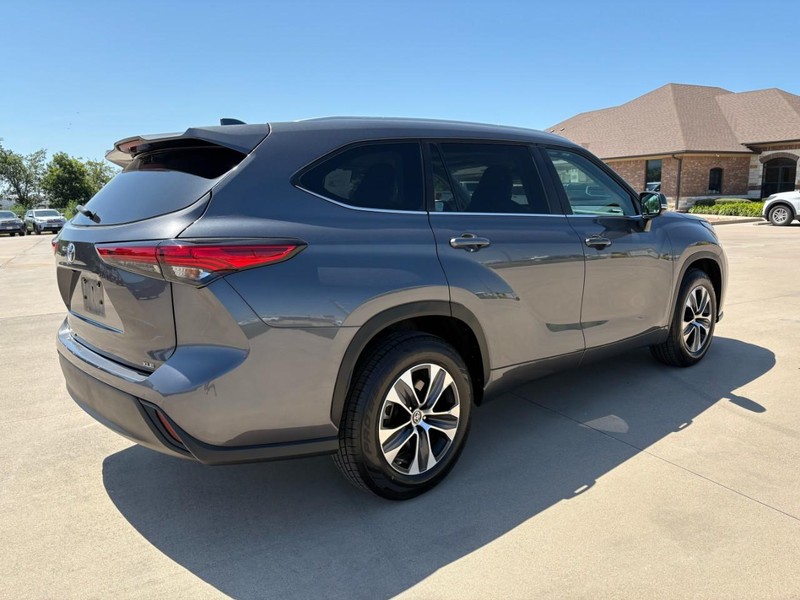 Toyota Highlander Vehicle Full-screen Gallery Image 6