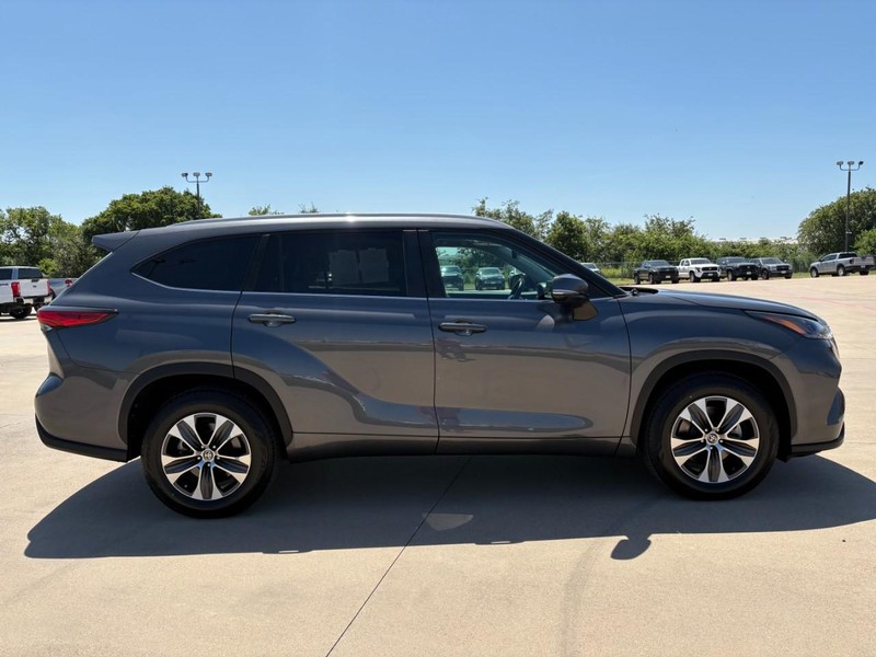 Toyota Highlander Vehicle Full-screen Gallery Image 7