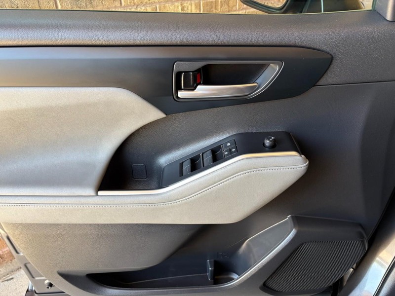 Toyota Highlander Vehicle Full-screen Gallery Image 10