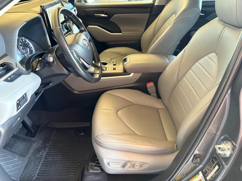 Toyota Highlander Vehicle Full-screen Gallery Image 11