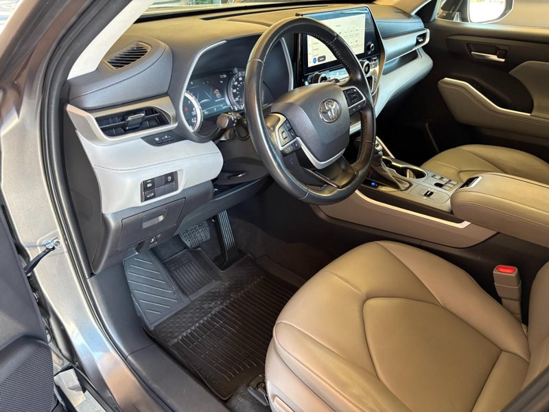 Toyota Highlander Vehicle Full-screen Gallery Image 12