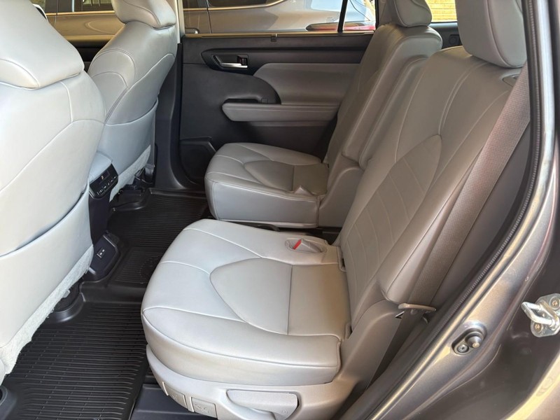 Toyota Highlander Vehicle Full-screen Gallery Image 13