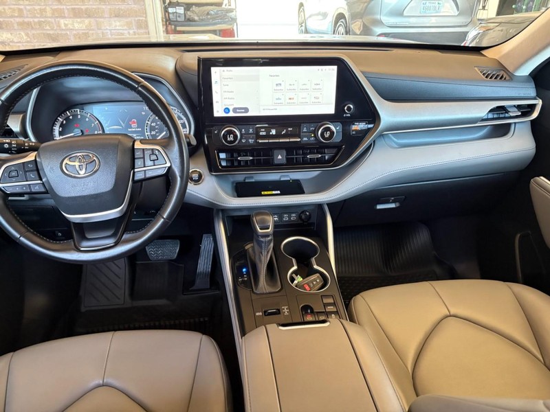 Toyota Highlander Vehicle Full-screen Gallery Image 14