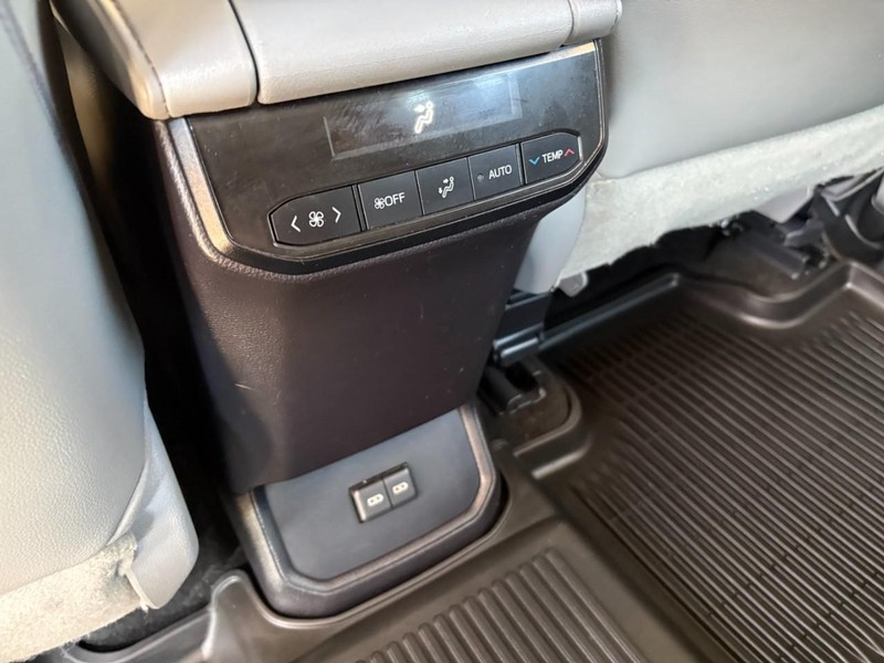 Toyota Highlander Vehicle Full-screen Gallery Image 15