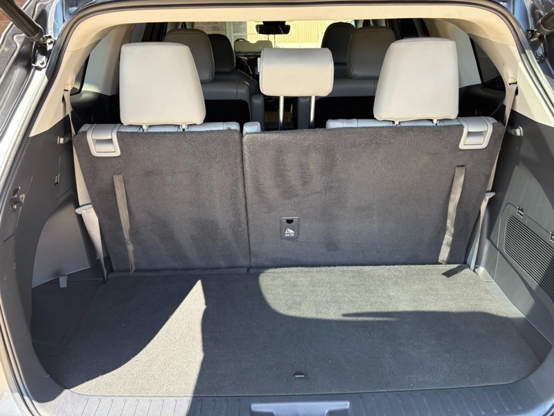 Toyota Highlander Vehicle Full-screen Gallery Image 16