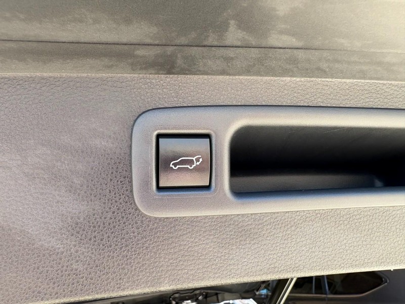 Toyota Highlander Vehicle Full-screen Gallery Image 17