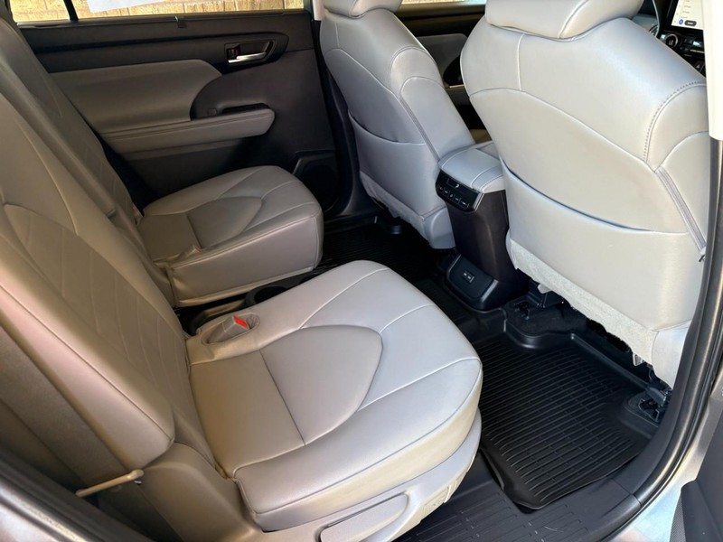 Toyota Highlander Vehicle Full-screen Gallery Image 18