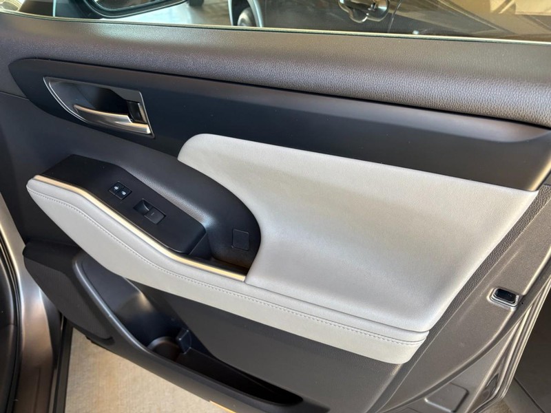 Toyota Highlander Vehicle Full-screen Gallery Image 19