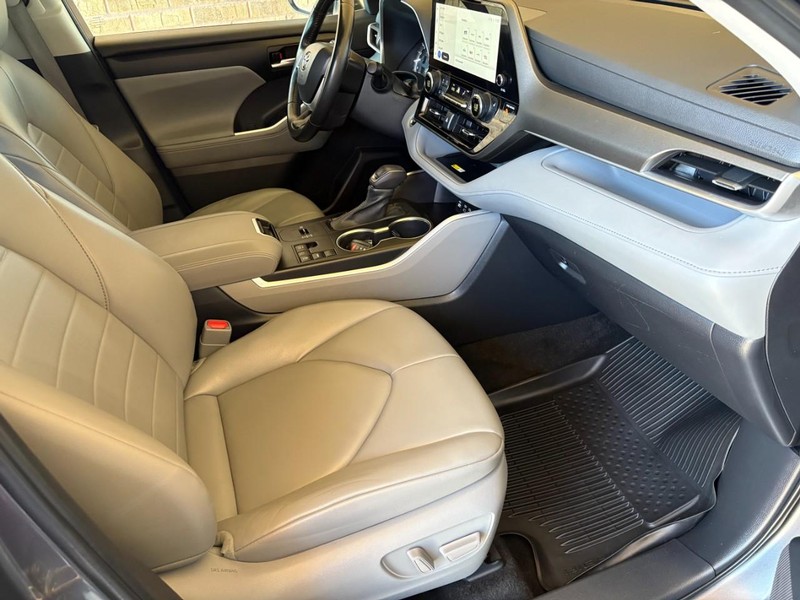 Toyota Highlander Vehicle Full-screen Gallery Image 20