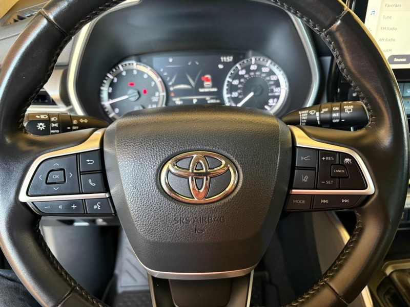 Toyota Highlander Vehicle Full-screen Gallery Image 22