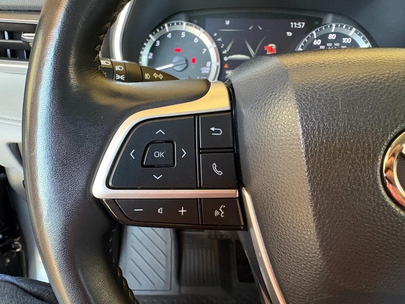 Toyota Highlander Vehicle Full-screen Gallery Image 23