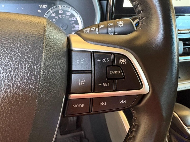 Toyota Highlander Vehicle Full-screen Gallery Image 24
