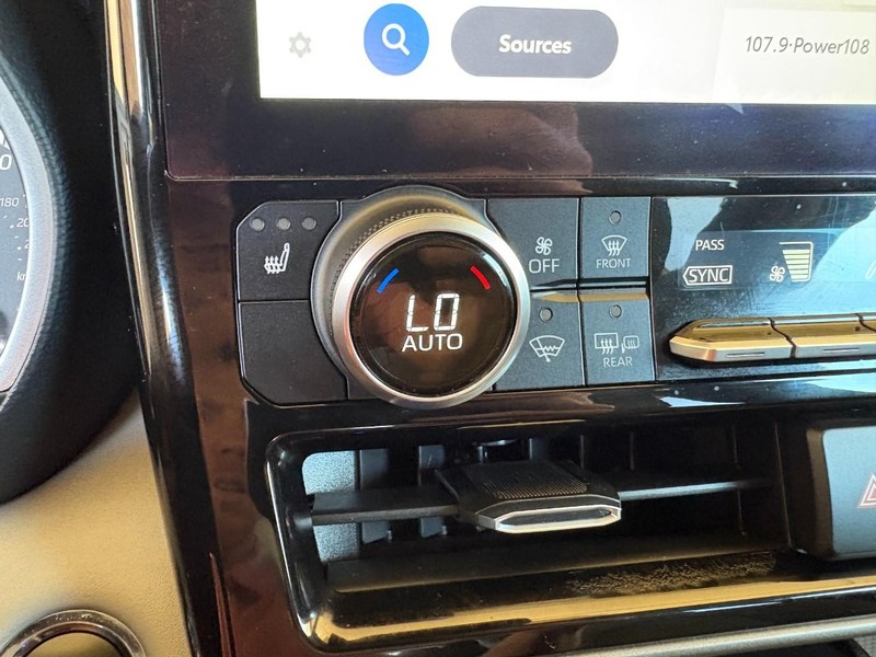 Toyota Highlander Vehicle Full-screen Gallery Image 26