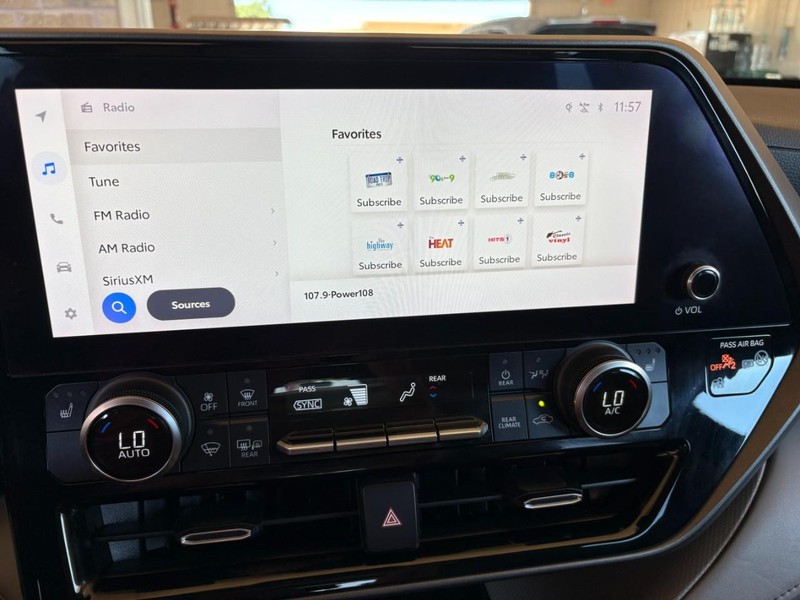 Toyota Highlander Vehicle Full-screen Gallery Image 27