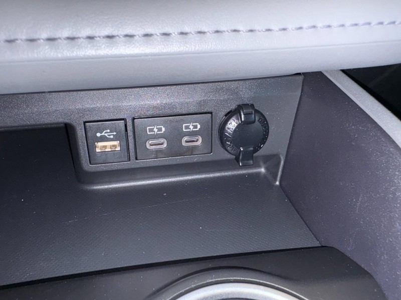 Toyota Highlander Vehicle Full-screen Gallery Image 31