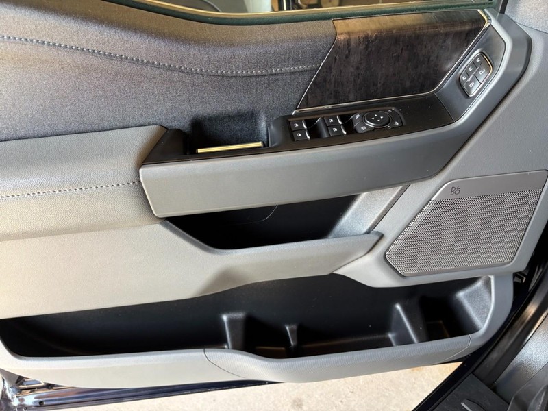 Ford F-150 Vehicle Full-screen Gallery Image 13