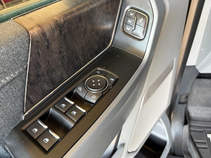 Ford F-150 Vehicle Full-screen Gallery Image 15