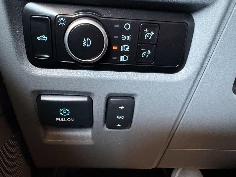 Ford F-150 Vehicle Full-screen Gallery Image 32