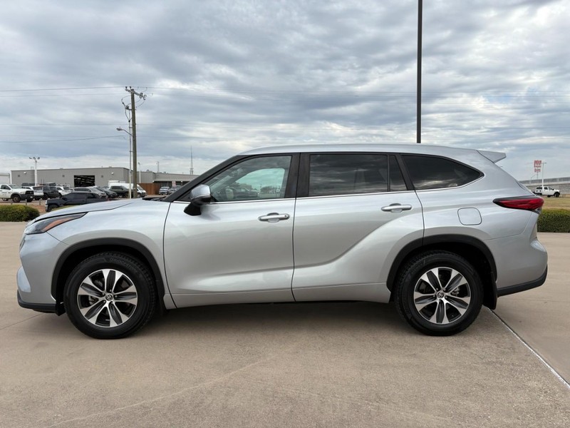 Toyota Highlander Vehicle Full-screen Gallery Image 3