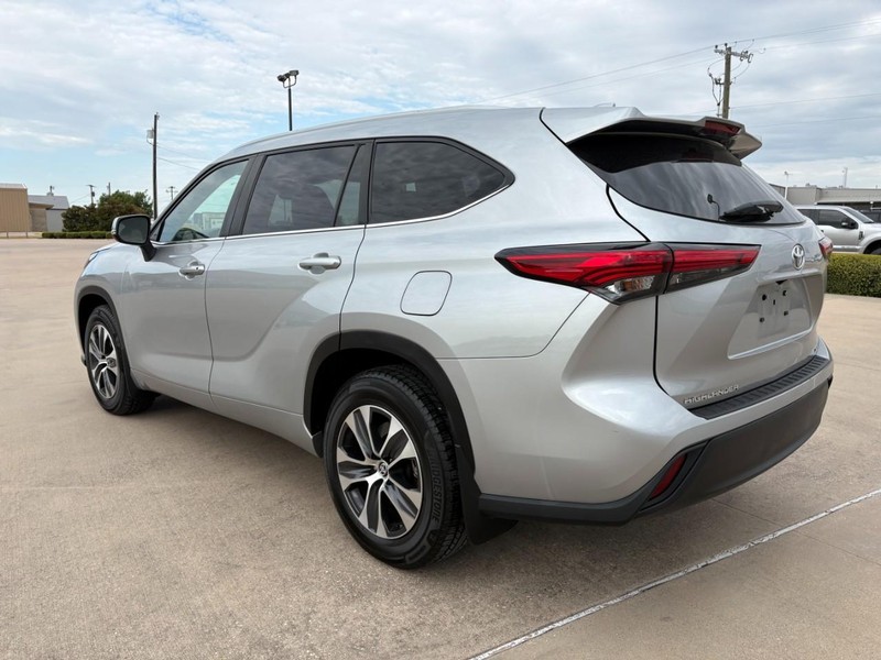 Toyota Highlander Vehicle Full-screen Gallery Image 4