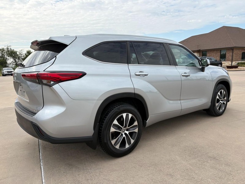 Toyota Highlander Vehicle Full-screen Gallery Image 6
