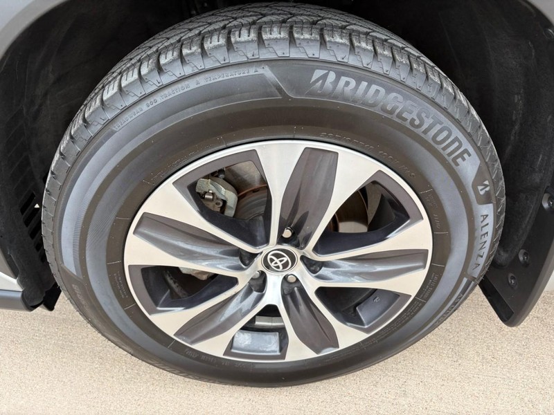 Toyota Highlander Vehicle Full-screen Gallery Image 10