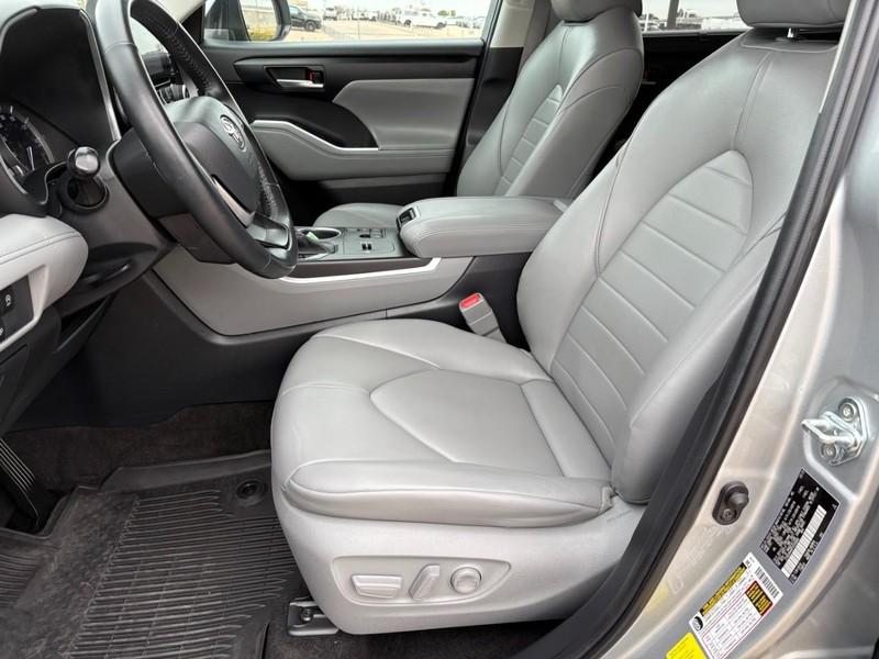 Toyota Highlander Vehicle Full-screen Gallery Image 12