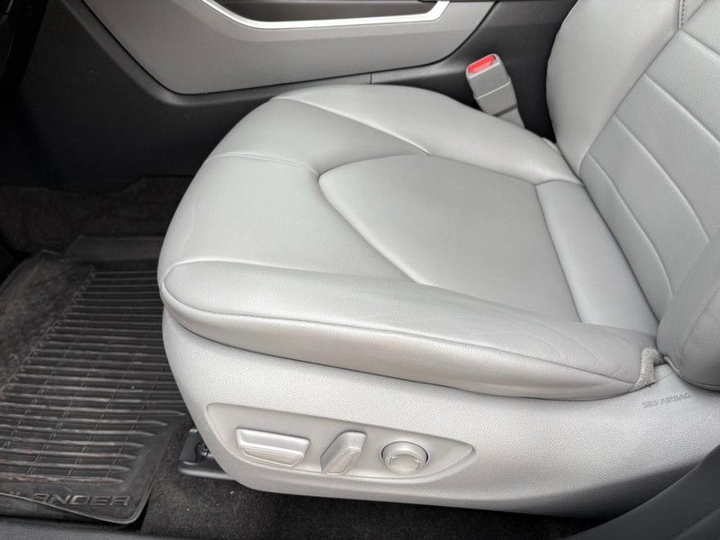 Toyota Highlander Vehicle Full-screen Gallery Image 13