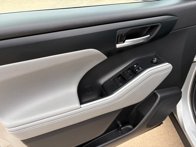Toyota Highlander Vehicle Full-screen Gallery Image 14